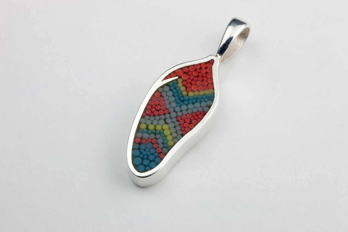 Pendentif Plume 20 en argent sterling et micro-mosaïque de verre, avec chaîne en argent sterling.