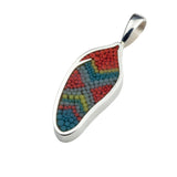 Pendentif Plume 20 en argent sterling et micro-mosaïque de verre, avec chaîne en argent sterling.