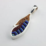 Pendentif Plume 3 en argent sterling et micro-mosaïque de verre, avec chaîne en argent sterling.