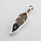 Pendentif Plume 4 en argent sterling et micro-mosaïque de verre, avec chaîne en argent sterling.