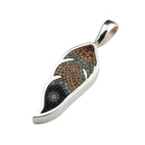 Pendentif Plume 4 en argent sterling et micro-mosaïque de verre, avec chaîne en argent sterling.