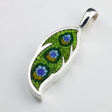 Pendentif Plume 5 en argent sterling et micro-mosaïque de verre, avec chaîne en argent sterling.