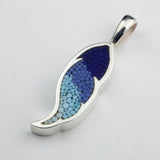 Pendentif Plume 6 en argent sterling et micro-mosaïque de verre, avec chaîne en argent sterling.