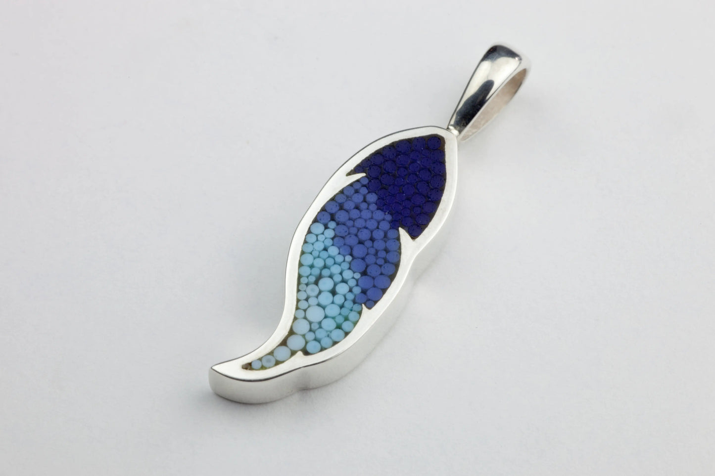 Pendentif Plume 6 en argent sterling et micro-mosaïque de verre, avec chaîne en argent sterling.