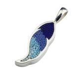 Pendentif Plume 6 en argent sterling et micro-mosaïque de verre, avec chaîne en argent sterling.