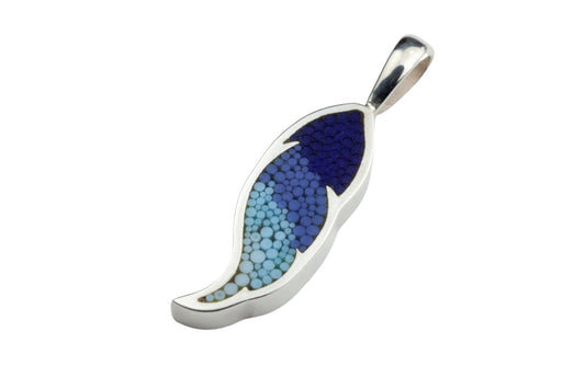 Pendentif Plume 6 en argent sterling et micro-mosaïque de verre, avec chaîne en argent sterling.