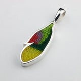 Pendentif Plume 7 en argent sterling et micro-mosaïque de verre, avec chaîne en argent sterling.