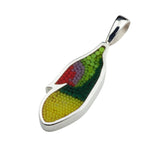 Pendentif Plume 7 en argent sterling et micro-mosaïque de verre, avec chaîne en argent sterling.