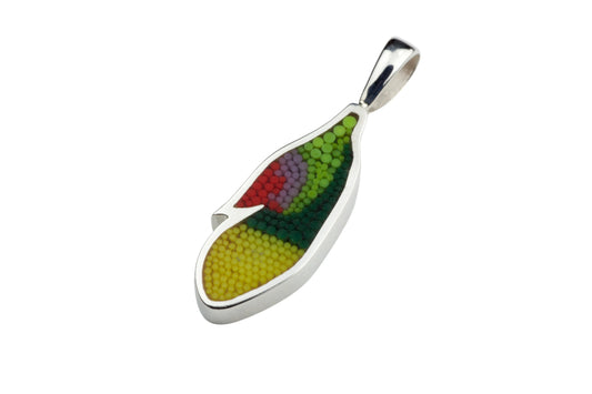 Pendentif Plume 7 en argent sterling et micro-mosaïque de verre, avec chaîne en argent sterling.