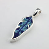 Pendentif Plume 8 en argent sterling et micro-mosaïque de verre, avec chaîne en argent sterling.