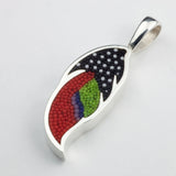 Pendentif Plume 9 en argent sterling et micro-mosaïque de verre, avec chaîne en argent sterling.