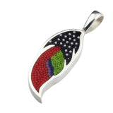 Pendentif Plume 9 en argent sterling et micro-mosaïque de verre, avec chaîne en argent sterling.