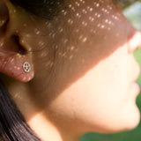 Boucles d'oreilles minimaliste Sakura, fleurs de cerisier, argent sterling, bijou d'inspiration Japonaise.