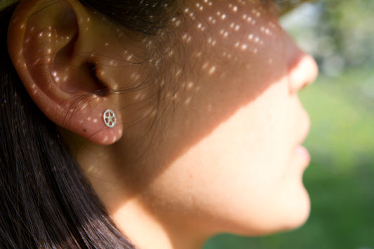 Boucles d'oreilles minimaliste Sakura, fleurs de cerisier, argent sterling, bijou d'inspiration Japonaise.