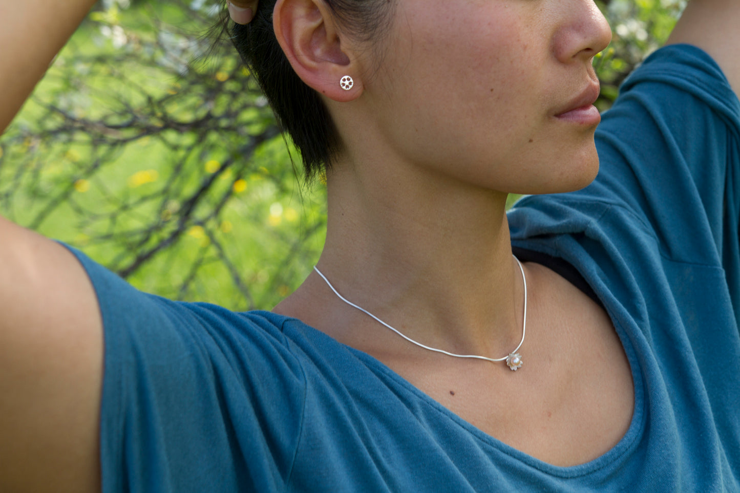 Boucles d'oreilles minimaliste Sakura, fleurs de cerisier, argent sterling, bijou d'inspiration Japonaise.